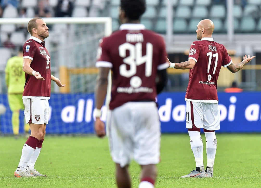 Jugadores del Torino, al permitir gol en juego ante el Cagliari