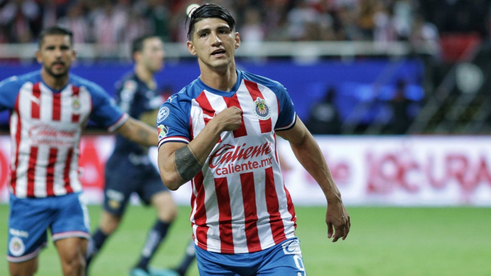 Alan Pulido celebrando una anotación con Chivas