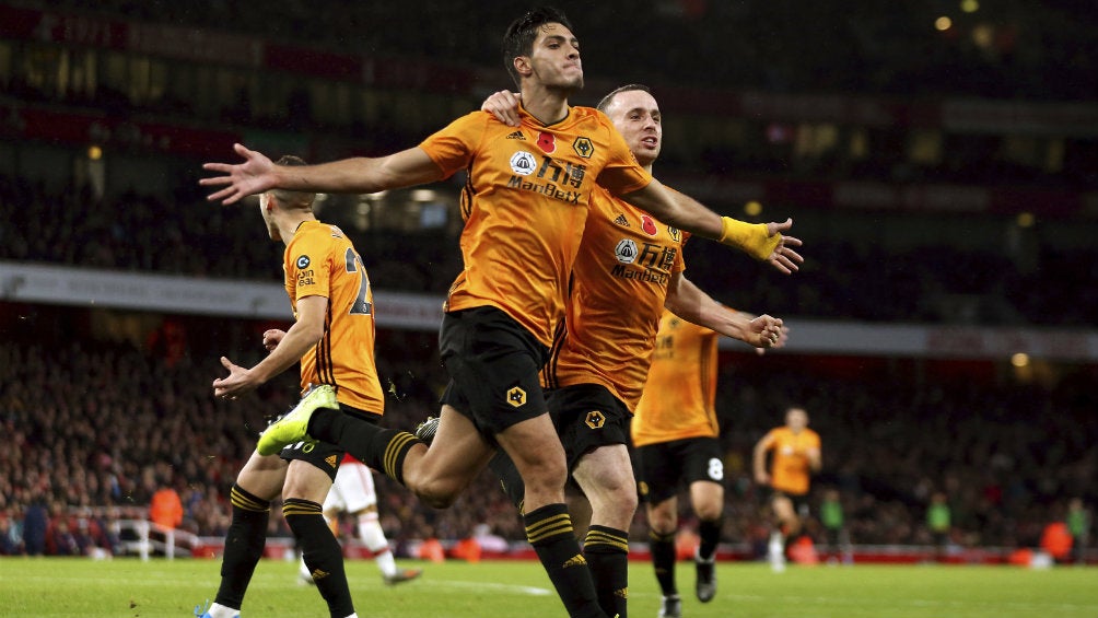 Raúl Jiménez celebrando una anotación con Wolverhampton