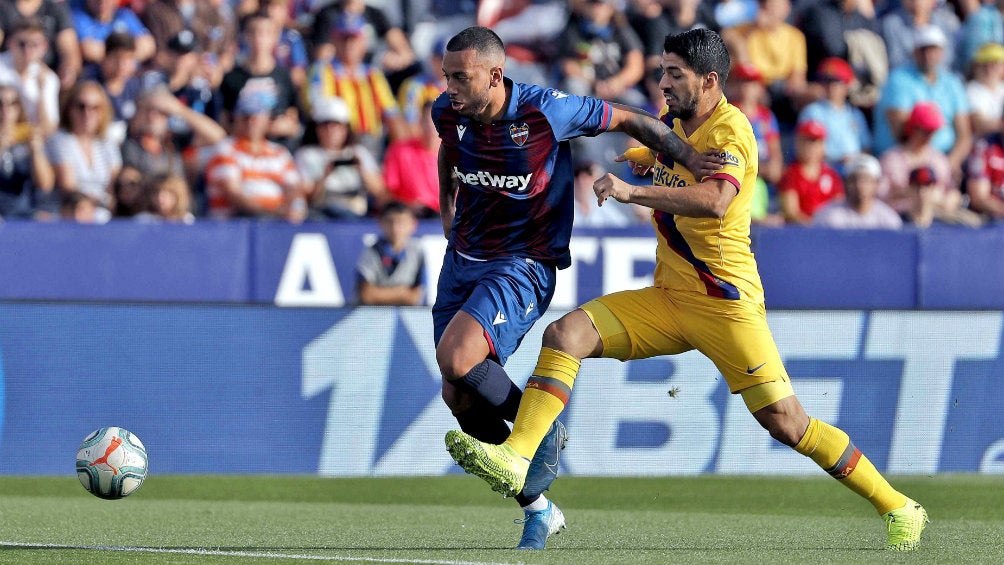 Luis Suárez peleando el balón