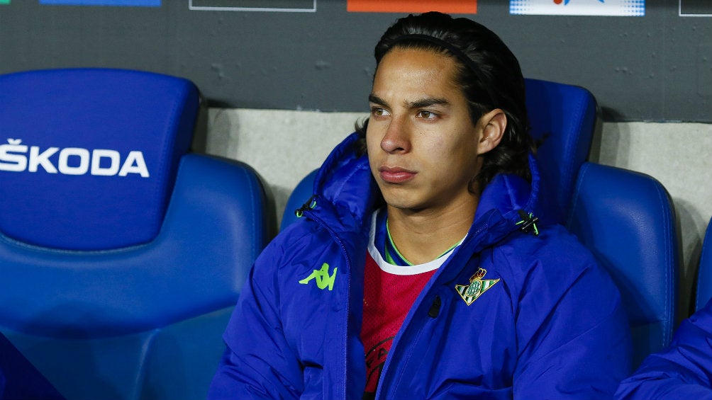 Diego Lainez en la banca durante un partido de Liga