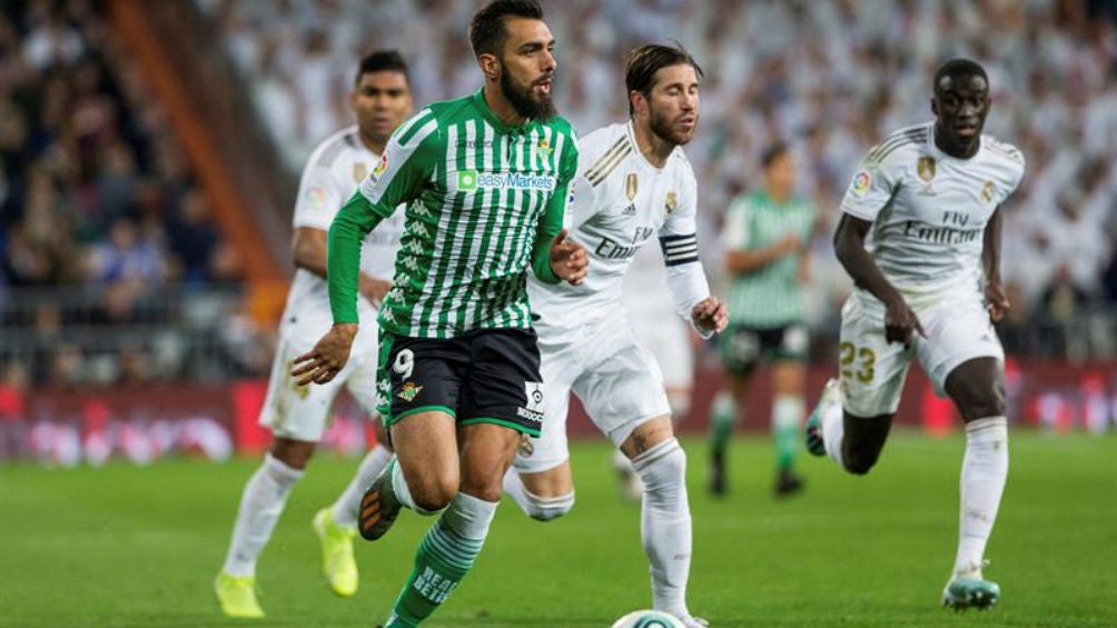 Borja Iglesias escapa de Sergio Ramos 