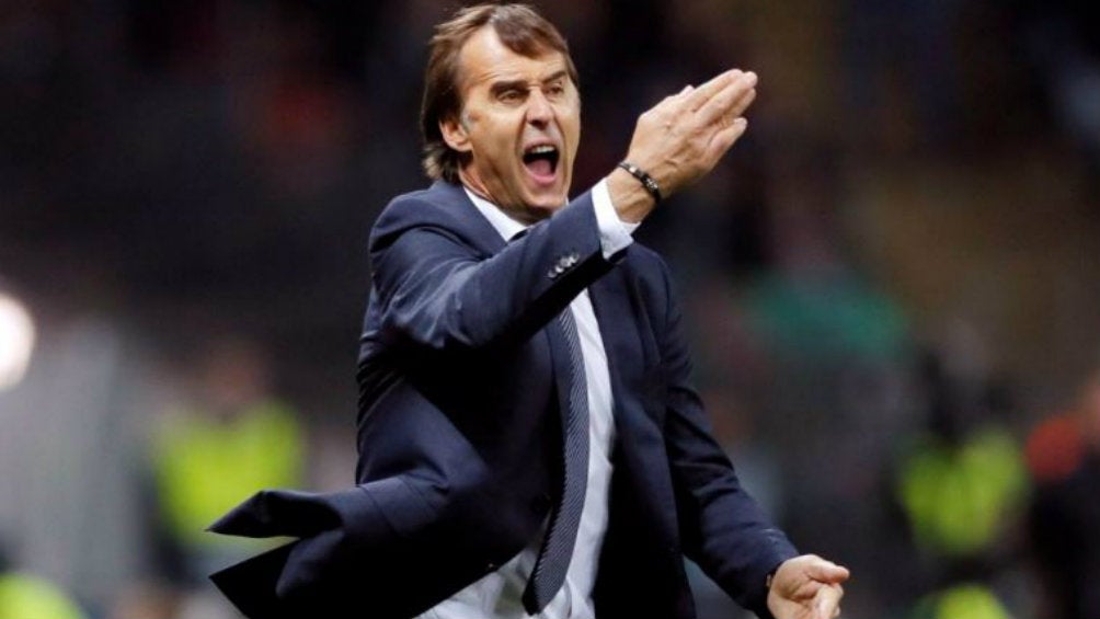 Lopetegui da indicaciones al Sevilla