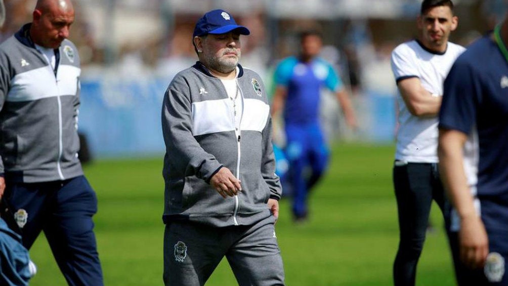 Diego Armando Maradona dirigiendo al Gimnasia