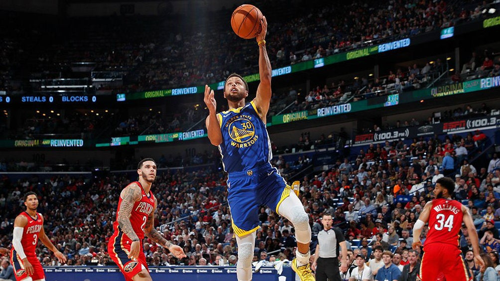 Stephen Curry brincando con el balón