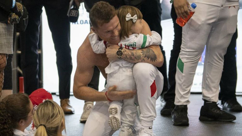 La hija más pequeña de Saúl Álvarez en la ceremonia de pesaje