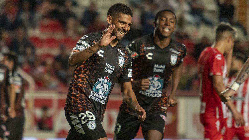 Francisco Jara festeja su gol ante Necaxa