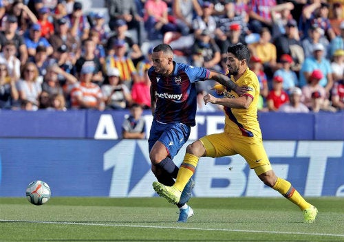 Suárez lucha por la redonda en juego con Levante