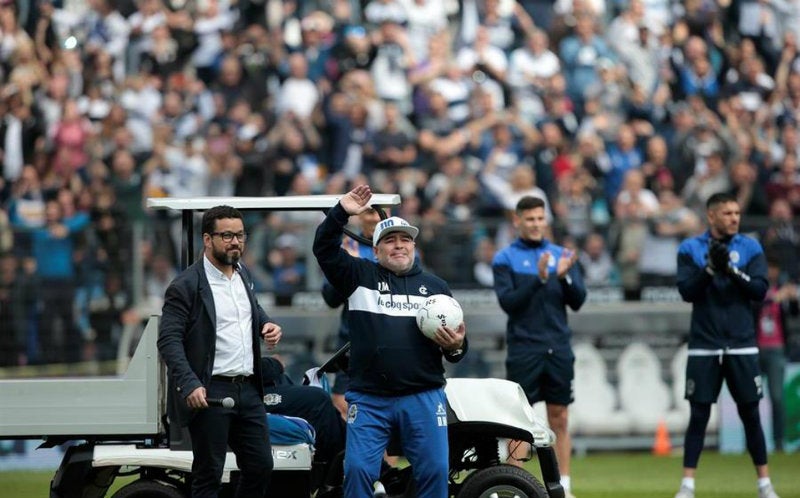 Diego Armando Maradona en debut con el Gimnasia