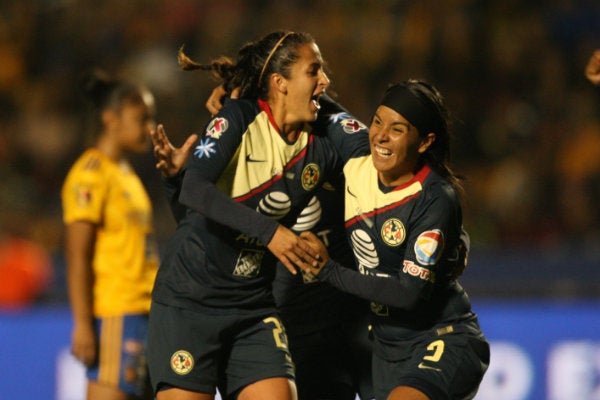 Diana González y Lucero celebrando una anotación con América Femenil