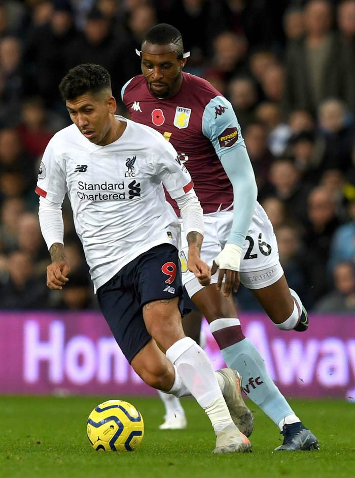 Roberto Firmino en disputa del balón