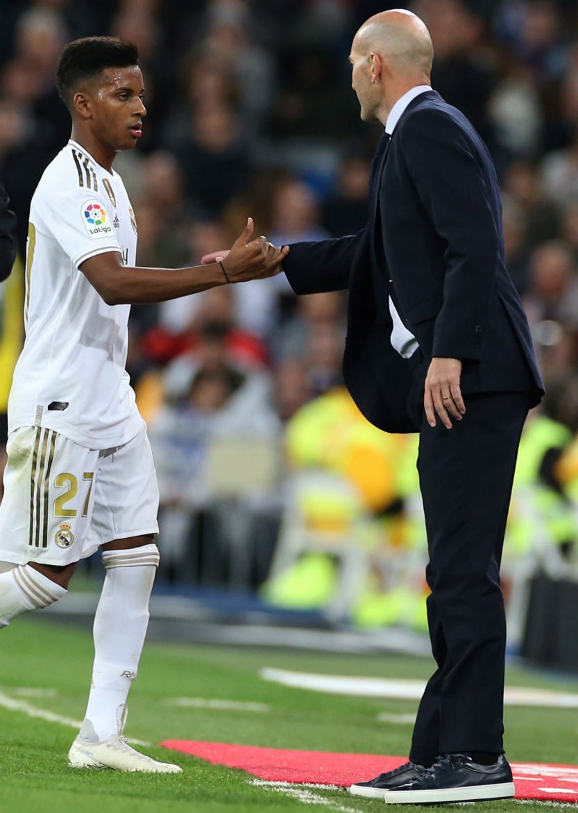 Zidane saludando al brasileño Rodrygo