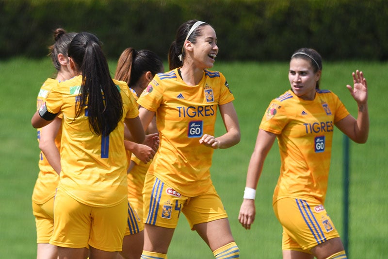 Greta Espinoza celebra uno de sus goles contra Atlas