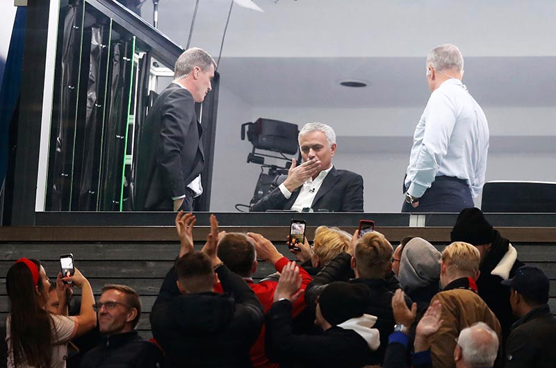 Mourinho manda besos a los aficionados