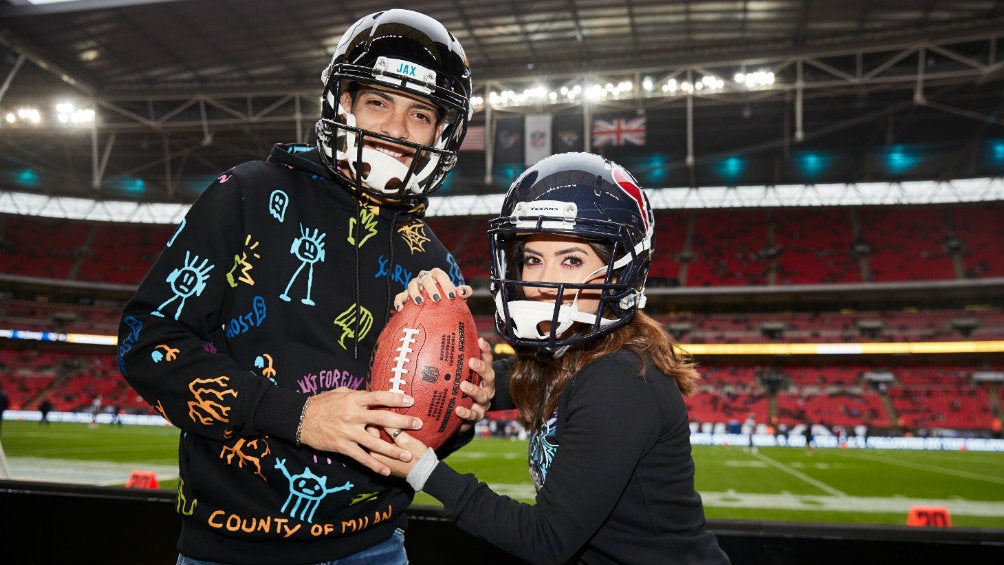 Raúl Jiménez y Daniela Basso en su visita a Wembley