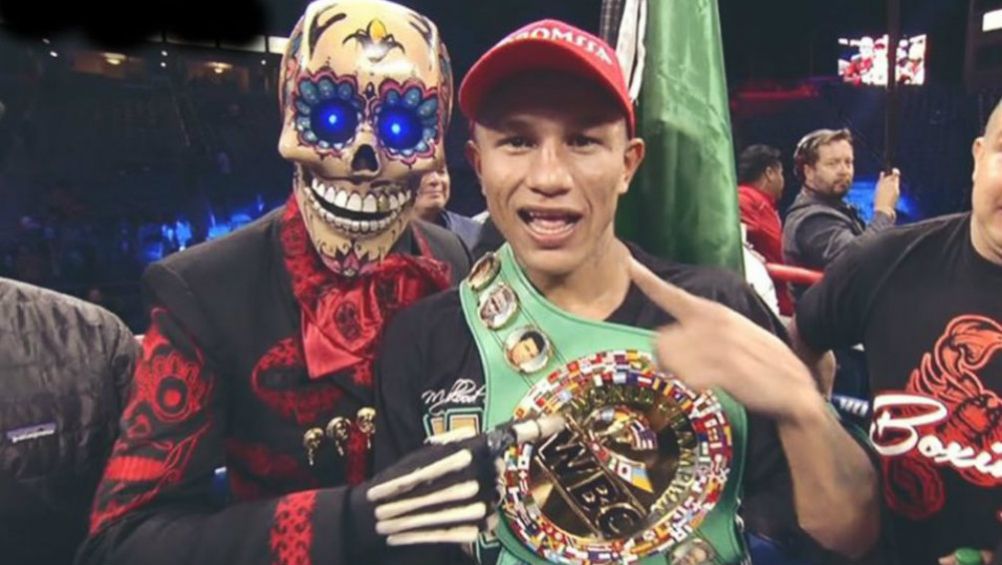 Miguel Berchelt festeja la victoria