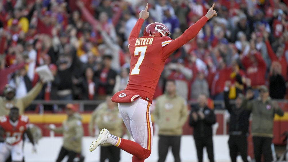 Harrison Butker festejando el gol de campo de la victoria