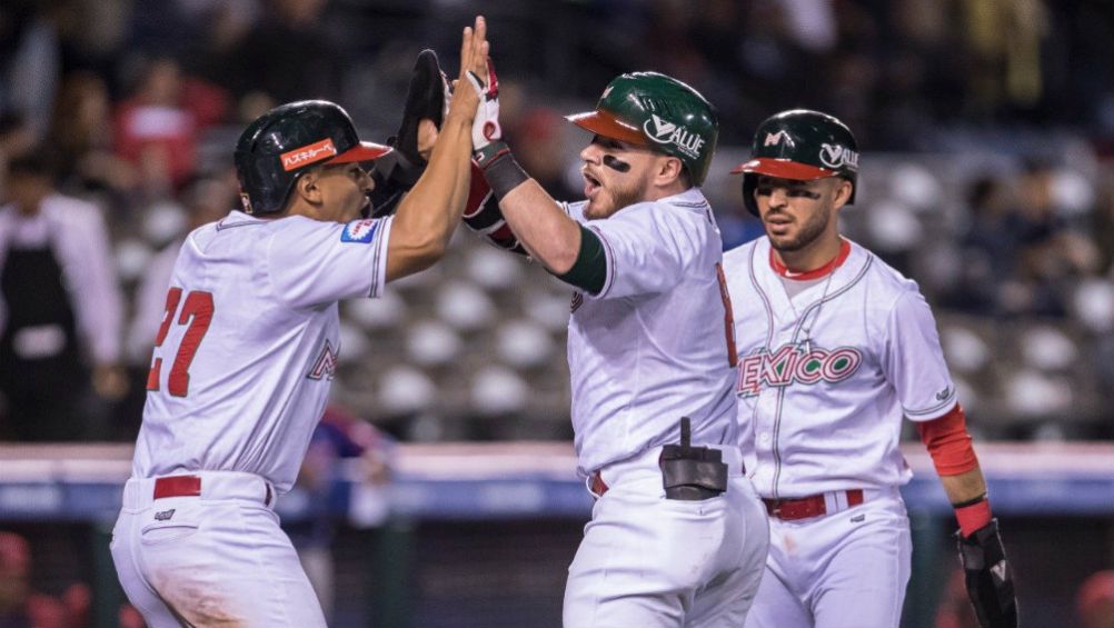 Jugadores de México festejan victoria