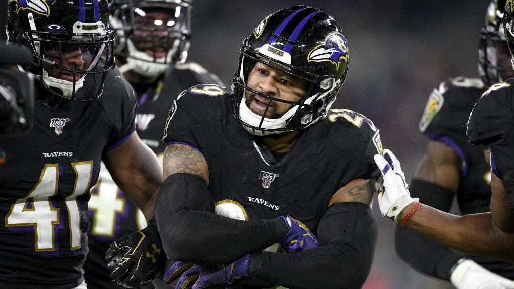 Jugadores de los Ravens festejan una jugada sobre Pats