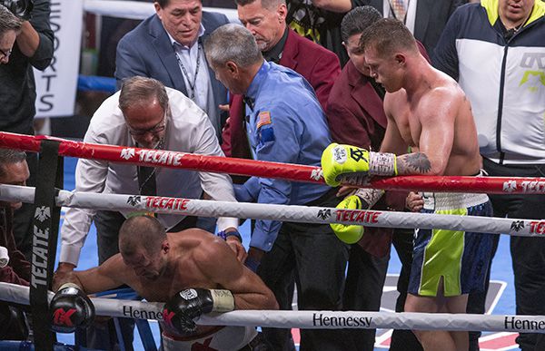 Kovalev en las cuerdas luego de ser noqueado