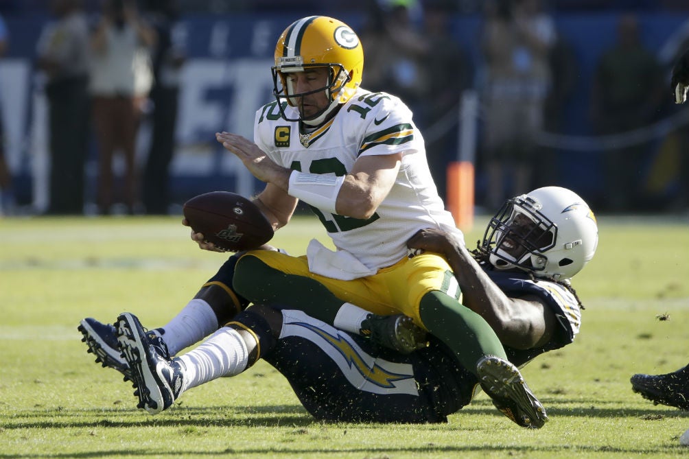 Aaron Rodgers sufre ante la presión de la defensiva de Chargers