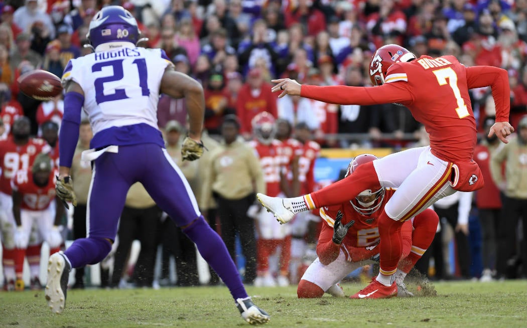 Harrison Butker pateando el balón