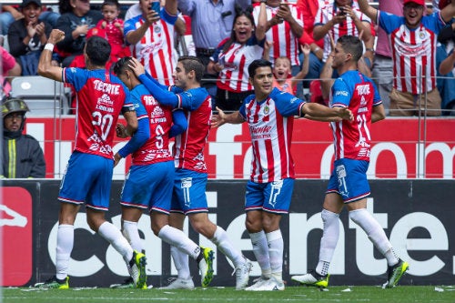 Jugadores de Chivas festejan un gol