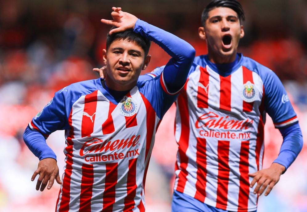 Jugadores de Chivas festejan una anotación sobre Toluca