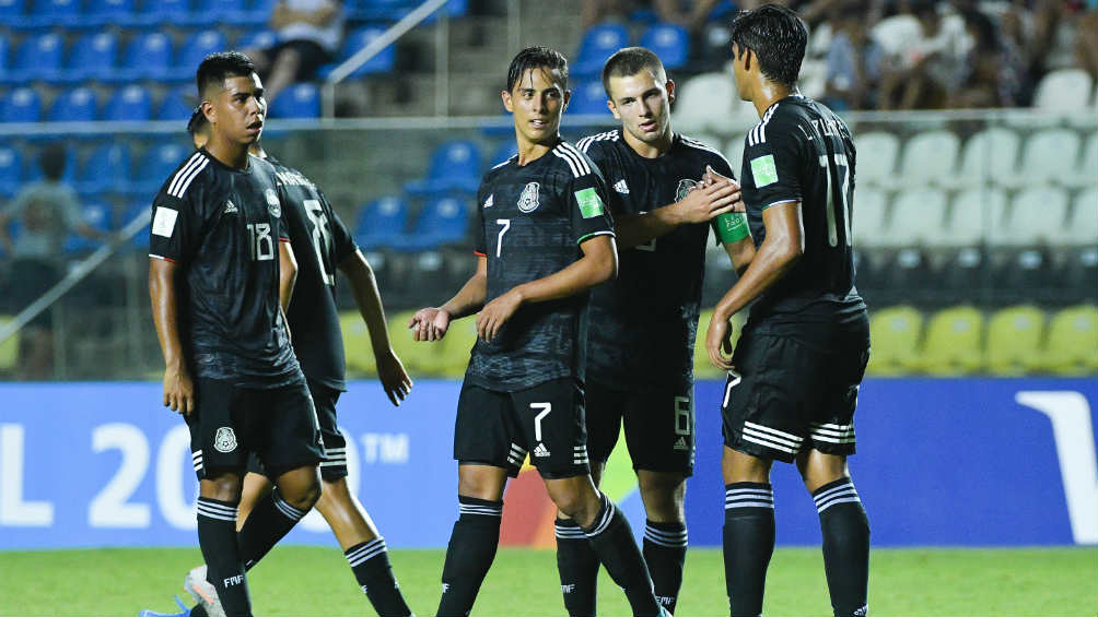 Martinez, Eugenio Pizzuto y Luis Puente celebran gol del Tri