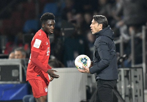 Niko Kovac le da indicaciones a Alphonso Davies