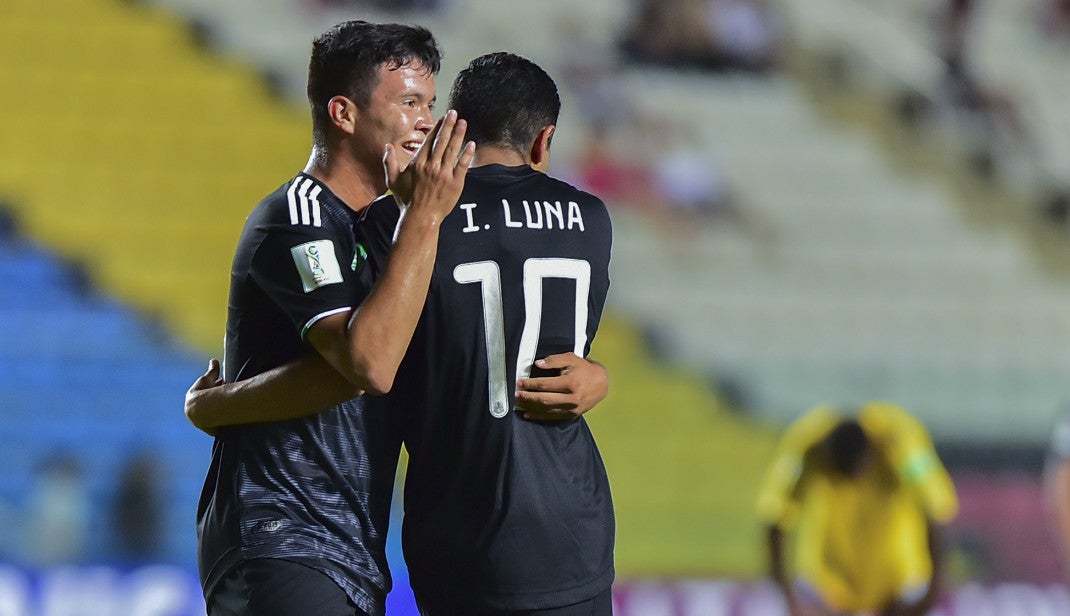 Israel Luna celebrando un gol en el partido de México