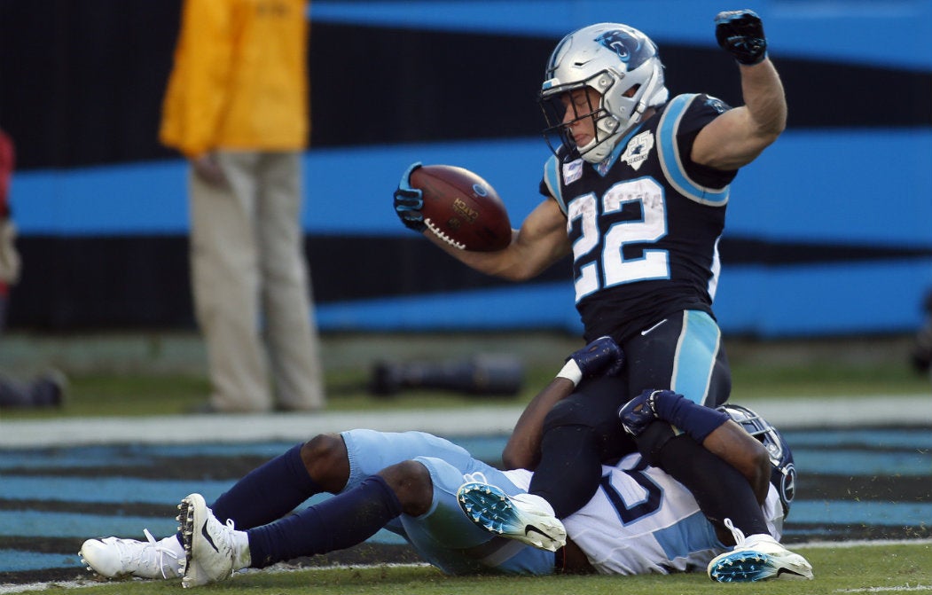 Christian McCaffrey anotando frente a Adoree Jackson, de los Titans