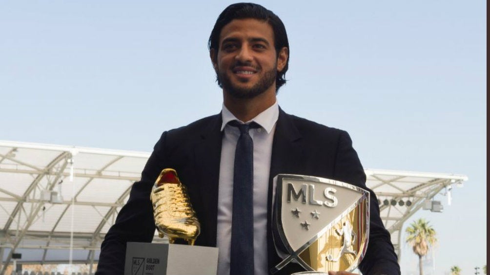 Carlos Vela presume sus trofeos obtenidos