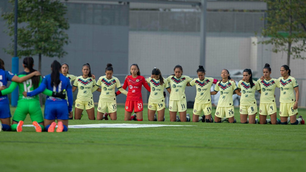 Jugadoras de América Femenil en el homenaje a Diana González