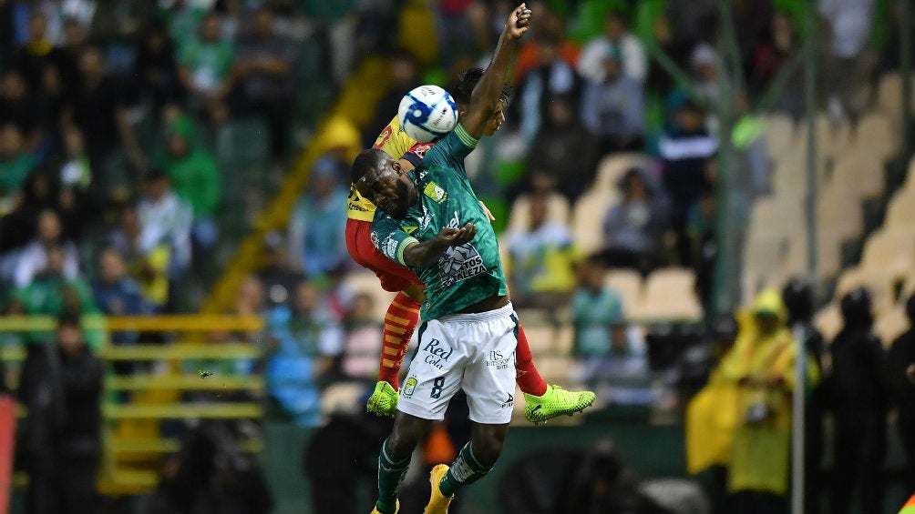 Joel Campbell lucha por la redonda en juego contra Morelia