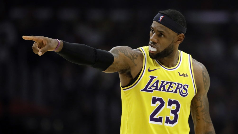 LeBron James en un partido de los Lakers