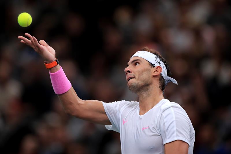 Rafa Nadal realiza un saque durante un partido