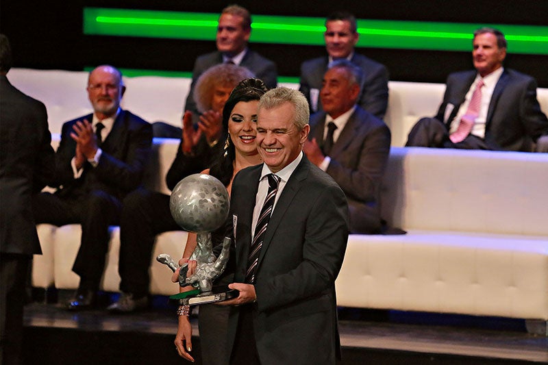 Javier Aguirre recibe un reconocimiento