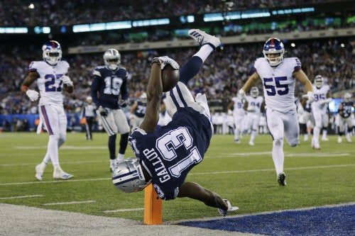 Michael Gallup anota un touchdown en el partido