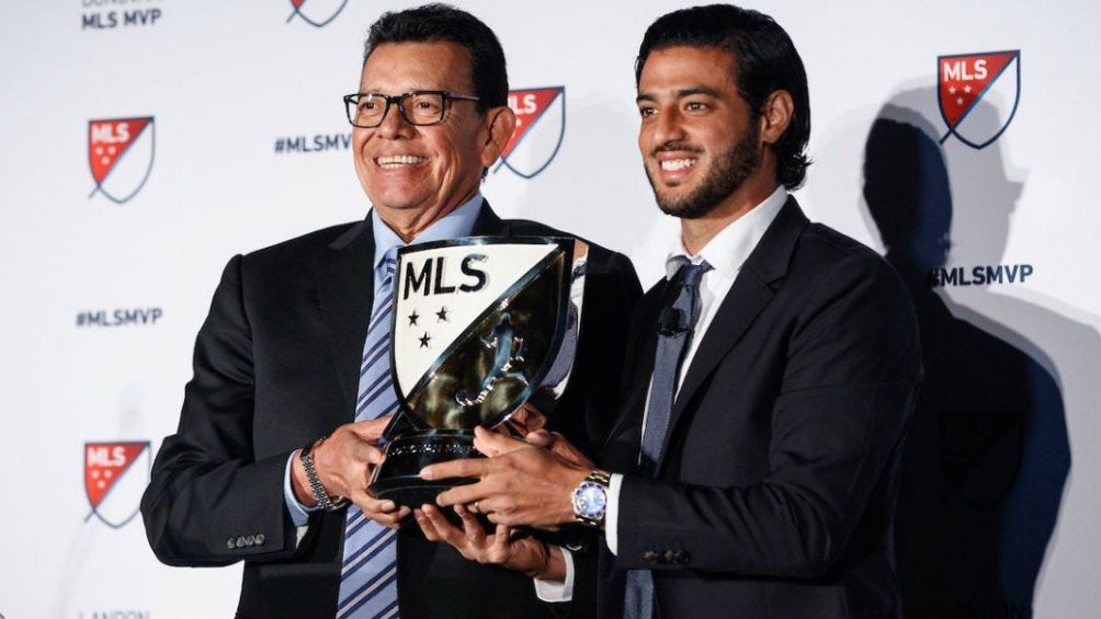 Vela recibe el trofeo Landon Donovan