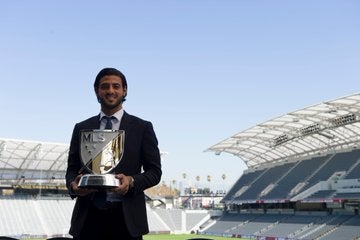 Carlos Vela con el Premio Landon Donovan