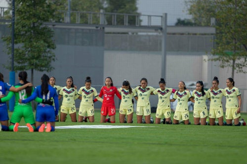 Jugadoras de América y Cruz Azul durante el homenaje a Diana González