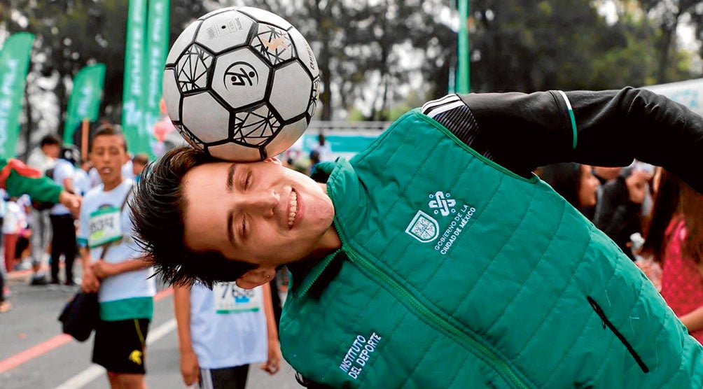 Velázquez, de 30 años, lleva 15 practicando el futbol estilo libre