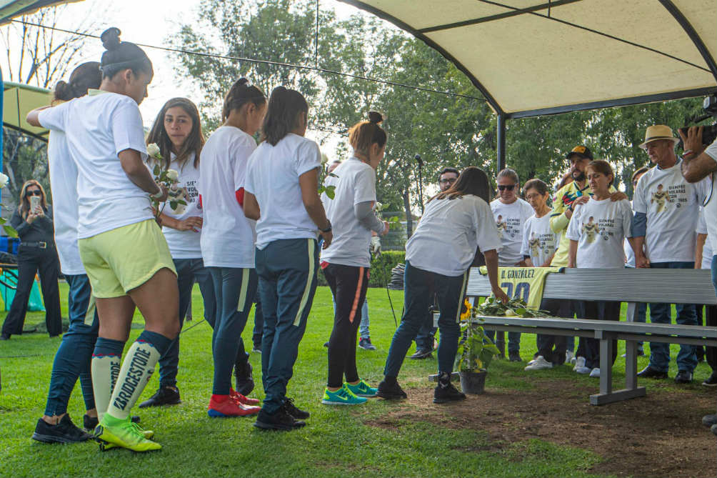 Jugadoras del equipo entregando una rosa blanca