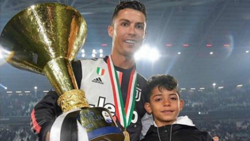 Cristiano posa con su hijo tras un partido de Juventus