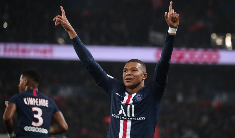  Mbappé festeja un tanto en la Liga de Francia 