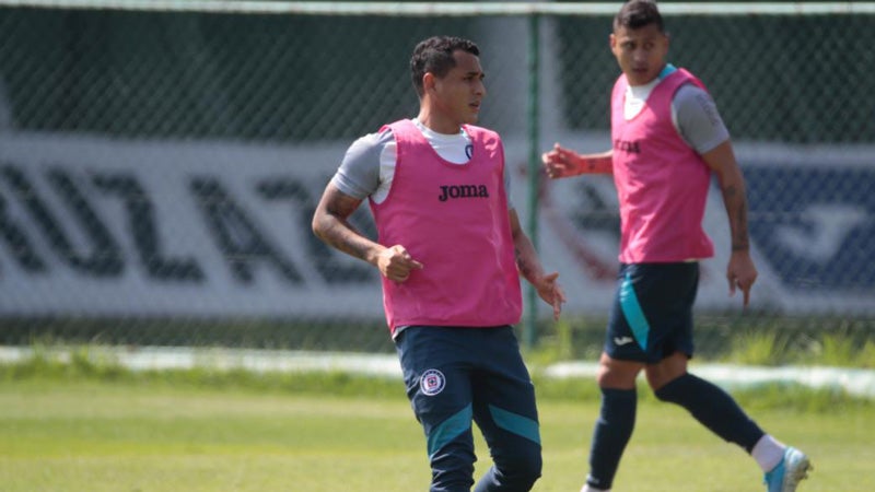 Yoshimar Yotún, en un entrenamiento con Cruz Azul 