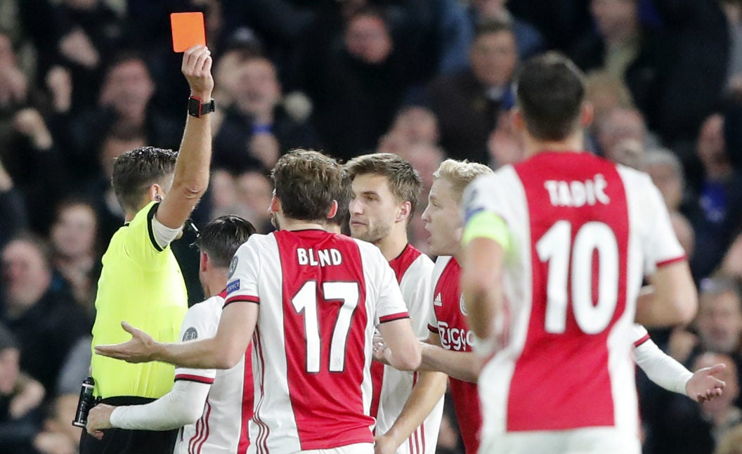 Gianluca Rocchi mostrando una tarjeta roja para Daley Blind