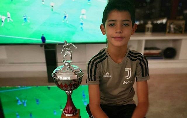 Cristiano Jr. posa con la Copa de la Juventus