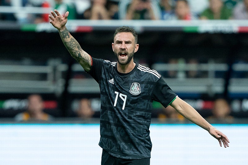 Layún lanza un grito en un juego del Tri